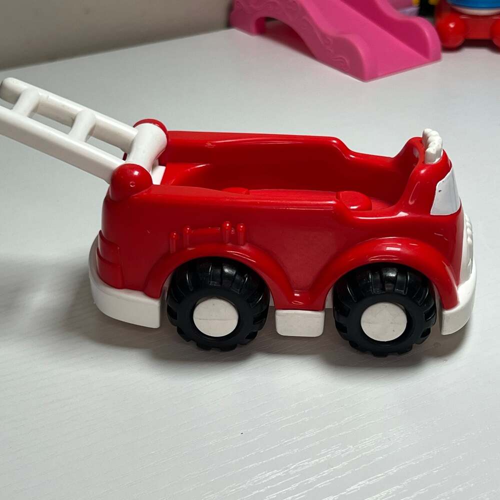 Vintage 1996 Fisher-Price Little People Petmobile Red Fire Truck
